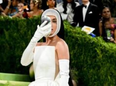 Aksi Katy Perry di Met Gala 2026: Gaun Ramah Lingkungan dan Masker Krom Jadi Sorotan Aksi Katy Perry di Met Gala 2026: Gaun Ramah Lingkungan dan Masker Krom Jadi Sorotan