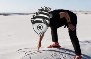 Momen Langka! Eiichiro Oda Gambar Luffy di Pasir saat Datangi Set One Piece S3 Momen Langka! Eiichiro Oda Gambar Luffy di Pasir saat Datangi Set One Piece S3
