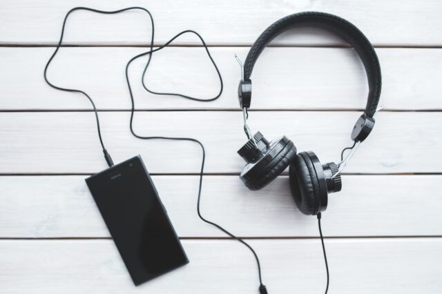 Ilustrasi Earphone Kabel Balik Lagi? Ini Alasan Gen Z Bikin Tren Retro Jadi Relevan di 2026 - sumber foto Istimewa