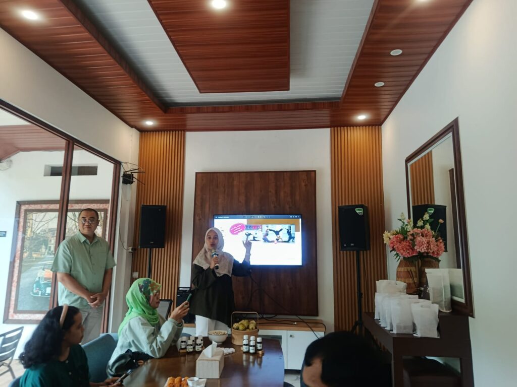 Zahra Athira Putri Liska, A.Md.O.T., AIFO menjelaskan workout ideal seminggu - sumber foto Urbanvibes/Adi