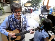 Di Balik Distorsi Weezer, Rivers Cuomo Ternyata Hanya Ingin Duduk dan Bermain Gitar Rivers Cuomo - sumber foto youtbe/Rivers Cuomo