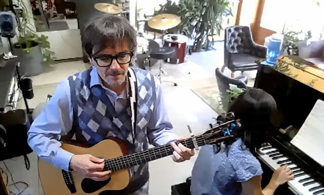 Rivers Cuomo - sumber foto youtbe/Rivers Cuomo