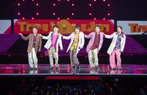 Arashi Resmi Berpisah Setelah 27 Tahun, Konser Terakhir di Tokyo Dome Bikin Fans Menangis Arashi Resmi Berpisah Setelah 27 Tahun - sumber foto X/Arashi_Official