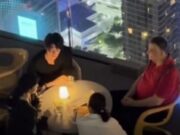 Viral! Lisa BLACKPINK Makan Malam Bareng Keluarga dan Pria Misterius, Netizen Ramai Tebak Sosok Pendampingnya Lisa BLACKPINK Makan Malam Bareng Keluarga dan Pria Misterius - sumber foto kbizoom