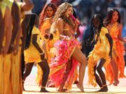 Gaun Spektakuler Shakira di Final Piala Dunia Dibuat 120 Jam dengan 200.000 Kristal Swarovski Gaun Spektakuler Shakira di Final Piala Dunia Dibuat 120 Jam dengan 200.000 Kristal Swarovski