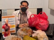 Inspiratif! Kisah Dokter Yusuf di Cianjur, Pasien Bisa Bayar Berobat dengan Hasil Panen hingga Botol Plastik Inspiratif! Kisah Dokter Yusuf di Cianjur, Pasien Bisa Bayar Berobat dengan Hasil Panen hingga Botol Plastik