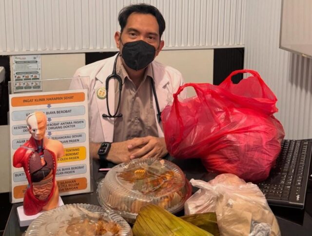 Inspiratif! Kisah Dokter Yusuf di Cianjur, Pasien Bisa Bayar Berobat dengan Hasil Panen hingga Botol Plastik