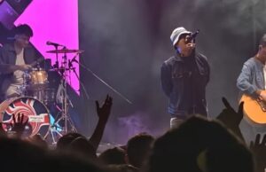 Aldi Taher Tiba-Tiba Naik Panggung JET di The Sounds Project, Aksinya Bikin Heboh Warganet Aldi Taher tiba-tiba naik ke atas panggung dan memeluk vokalis sekaligus gitaris JET, Nic Cester - sumber foto instagram/alditaher
