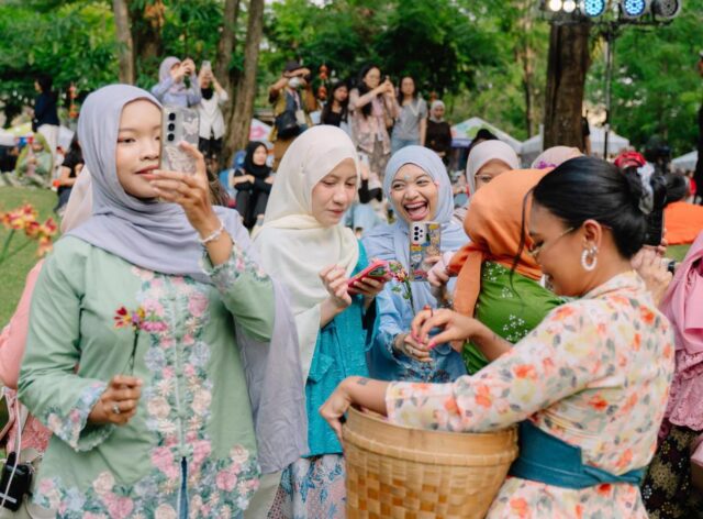 Pesta Folka 2 “Generasi Kebaya” Bawa Kebaya ke Gaya Hidup Anak Muda, Siap Ekspansi ke Singapura dan Malaysia Pesta Folka 2 “Generasi Kebaya” Bawa Kebaya ke Gaya Hidup Anak Muda, Siap Ekspansi ke Singapura dan Malaysia