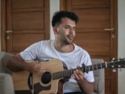 Josh Holmes Rilis Single “Say Yes (Wedding Version)”, Hadirkan Nuansa Pop-punk Kalem
