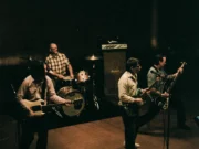 Bukan Cuma Weezer, Siapa Sih Orang-Orang yang Muncul di Video Musik C.E.O.? Video Musik C.E.O. Weezer - sumber foto Instagram/Weezer