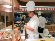 Ketika Sushi Bertemu Rendang, Hotel di Bintaro ini Bawa Kuliner Nusantara ke Level Baru Chef Amzar membuat shushi rendang di Sajantara: Treasure of the Archipelago - sumber foto urbanvibes/adi