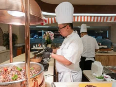 Ketika Sushi Bertemu Rendang, Hotel di Bintaro ini Bawa Kuliner Nusantara ke Level Baru Chef Amzar membuat shushi rendang di Sajantara: Treasure of the Archipelago - sumber foto urbanvibes/adi