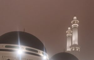 Makkah Diterpa Cuaca Ekstrem, Badai Petir dan Debu Kurangi Jarak Pandang di Tanah Suci Makkah Diterpa Cuaca Ekstrem - sumber foto istimewa