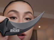 Bukan Bunga, Agnez Mo Malah Dapat 3 Kerambit dari Fans Saat Pulang ke Jakarta Agnez Mo Malah Dapat 3 Kerambit dari fans - sumber foto instagram/AgnesMo