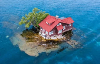 Just Room Enough, Pulau Mini di New York yang Luasnya Cuma 310 Meter Persegi Just Room Enough pulau kecil di Amerika Serikat - sumber foto Google Map