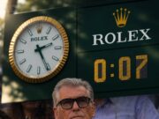 US Open Bikin Momen 007, Pierce Brosnan Muncul Tepat Saat Jam Tunjukkan 0:07 Pierce Brosnan - sumber foto US Open Tennis / Reuters / Brendan McDermid