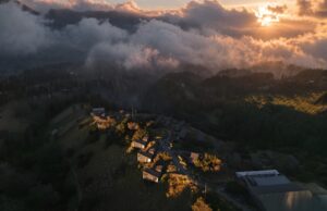 Cloudside of Mentigen: Pesona Bromo dari Ketinggian Cloudside of Mentigen: Pesona Bromo dari Ketinggian