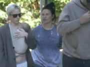 Viral Jalan Santai di San Francisco! Lady Gaga Tertangkap Kamera untuk Pertama Kalinya Bersama Bayi Lady Gaga bersama bayi pertamanya - sumber foto watdabuzz