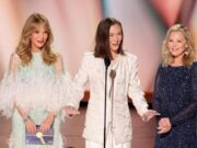 Bintang Charlie’s Angels Reuni di Emmy Awards 2026, Kenang Farrah Fawcett sebagai “Shiniest Angel” Bintang Charlie’s Angels Reuni di Emmy Awards 2026, Kenang Farrah Fawcett sebagai “Shiniest Angel”