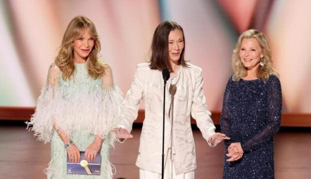 Bintang Charlie’s Angels Reuni di Emmy Awards 2026, Kenang Farrah Fawcett sebagai “Shiniest Angel”