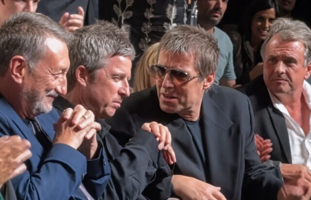Liam dan Noel Gallagher Tertawa - sumber foto istimewa