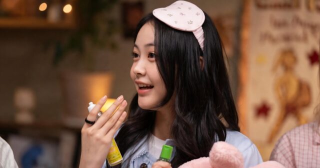 Carmen Hearts2Hearts ritual sebelum tidur menggunakan minyak telon dan minyak kayu putih - sumber foto youtube/seputar carmen Carmen Hearts2Hearts ritual sebelum tidur menggunakan minyak telon dan minyak kayu putih - sumber foto youtube/seputar carmen